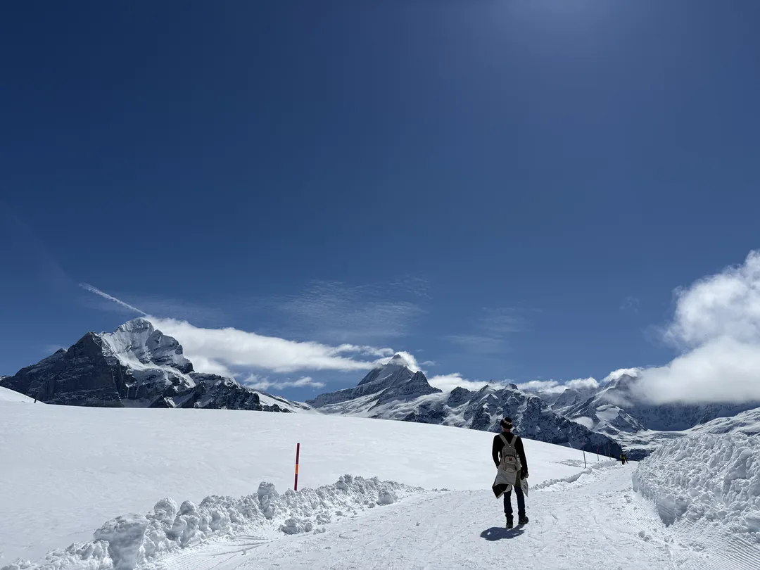 在雪地健行享受被群山包圍的美景