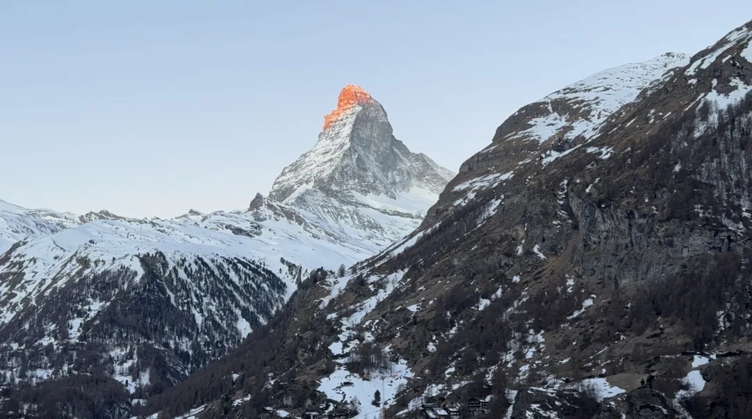 馬特洪峰日照金山是很多旅人前往策馬特希望可以欣賞的風景