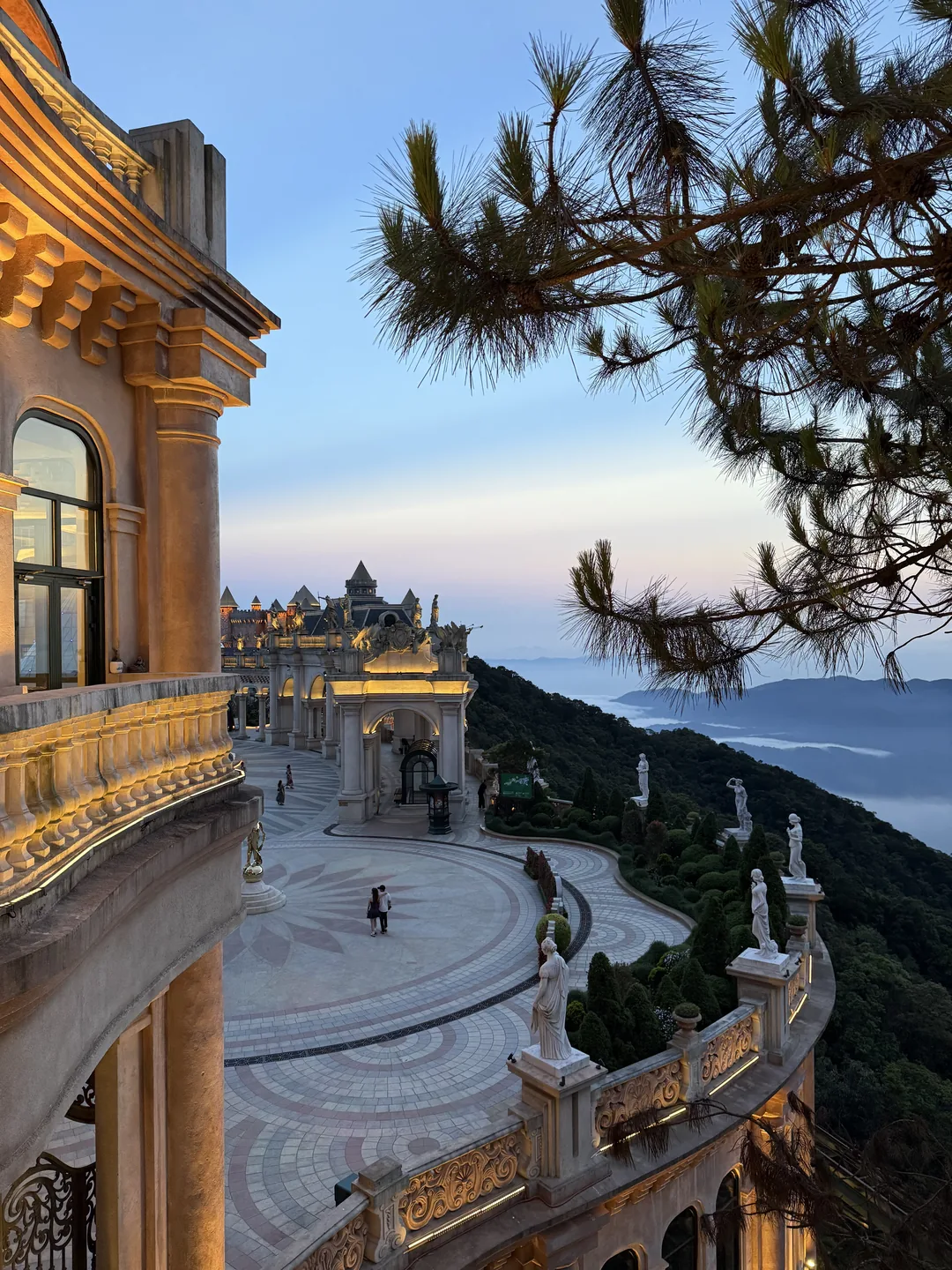 [Cẩm nang du lịch tự túc Bà Nà Hills] Tổng hợp kinh nghiệm du lịch tự túc/theo tour, vé tham quan, phương tiện di chuyển và cảm nhận thực tế (2026)