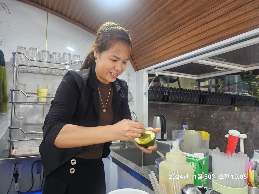 🇻🇳(review) Đà Nẵng đi lại lần nữa >> Gặp bạn nụ cười rạng rỡ ở quán cà phê vỉa hè bãi biển Mỹ Khê~