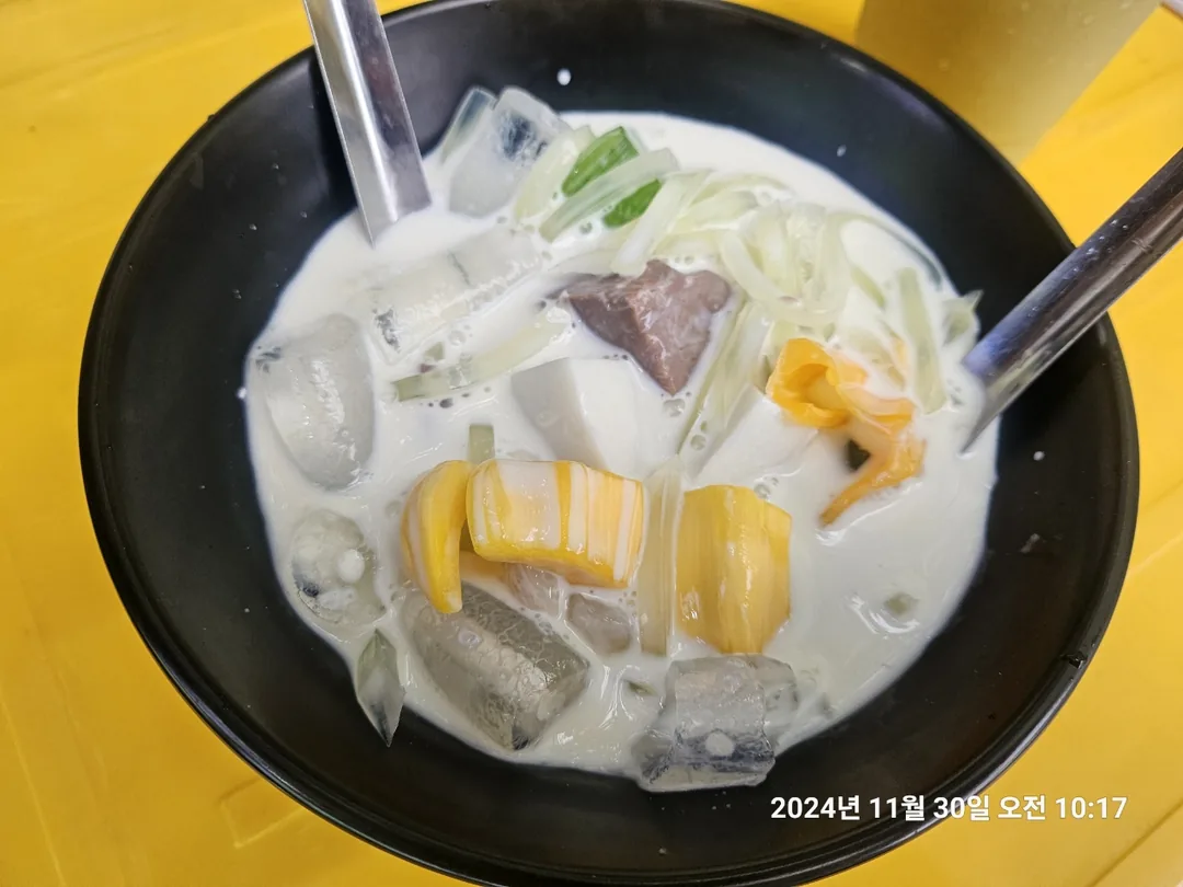 🇻🇳(review) Đà Nẵng đi lại lần nữa >> Gặp bạn nụ cười rạng rỡ ở quán cà phê vỉa hè bãi biển Mỹ Khê~
