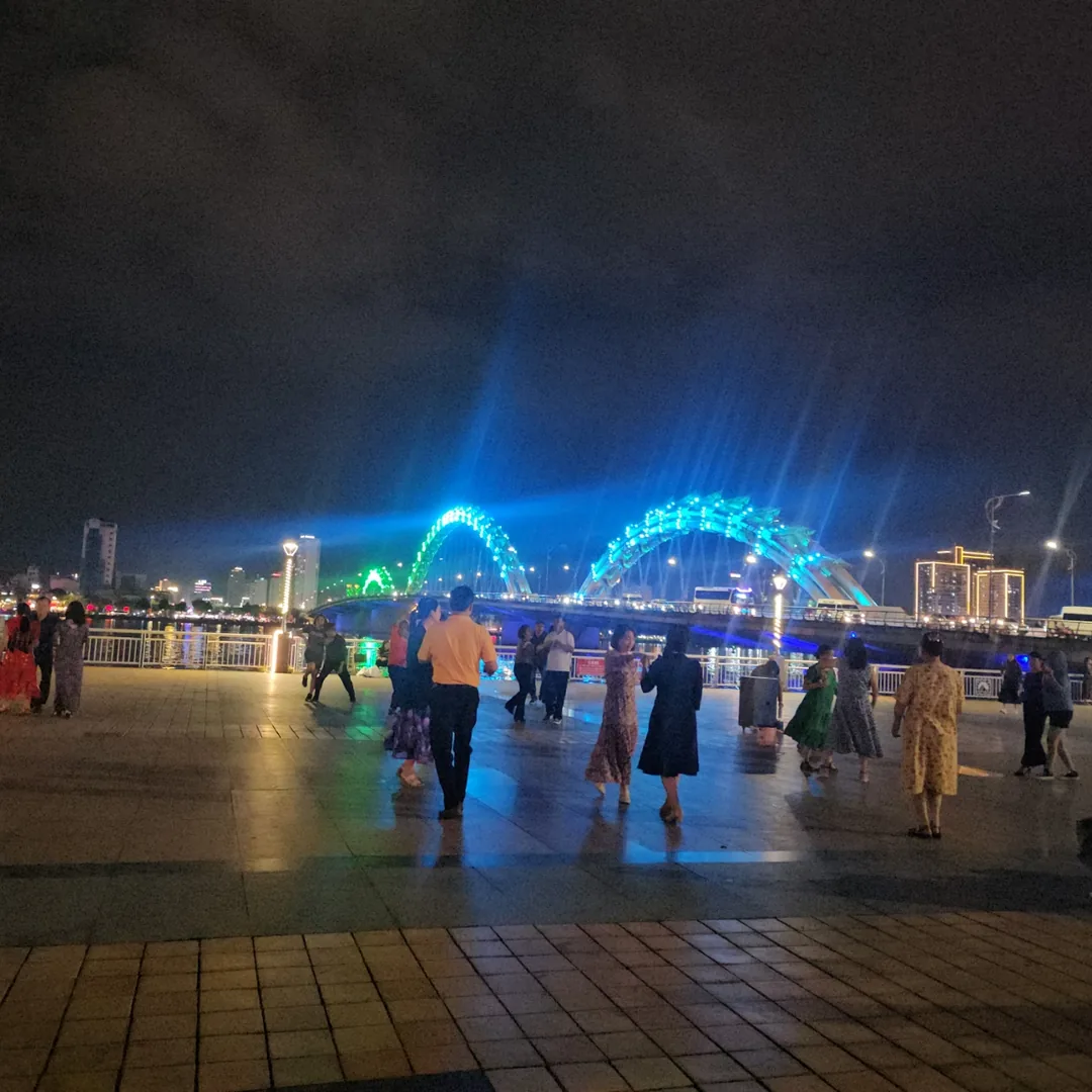 🇻🇳(Hậu ký) Quay lại Đà Nẵng >> Mình cũng gợi ý đi dạo buổi tối dọc sông Hàn nhé 👍