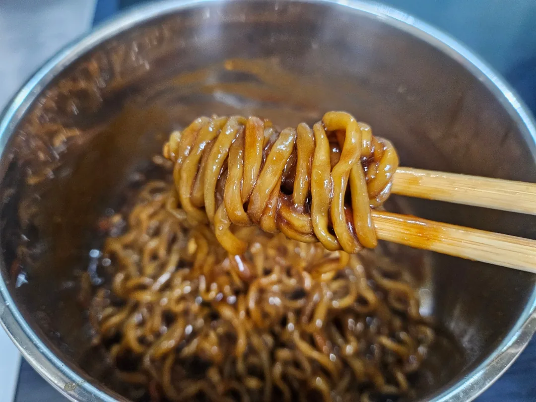Không hiểu sao bữa tối cũng ăn một mình luôn~ hihi