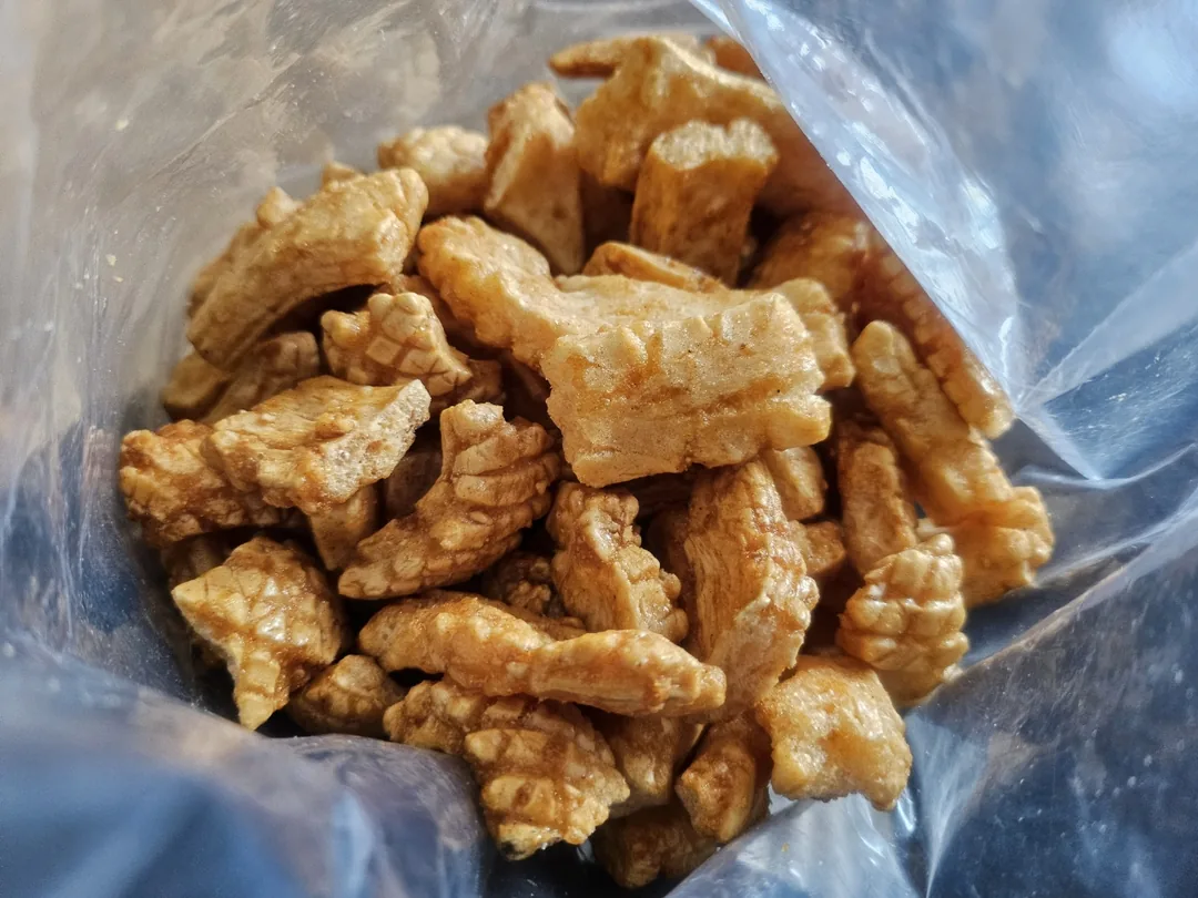 Con đường tắt để tăng cân: xử lý sạch một bịch bánh snack trong nháy mắt!!