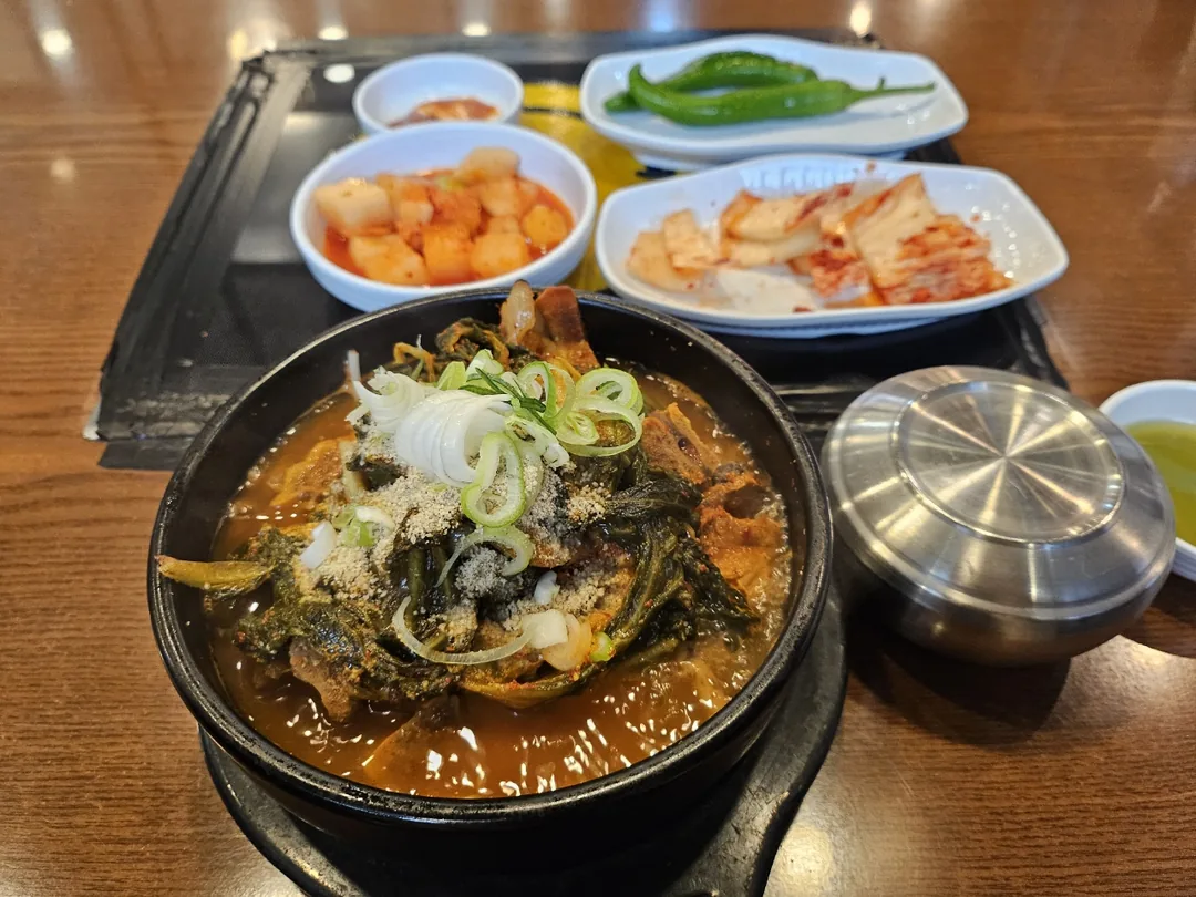 Ăn cơm một mình sau giờ làm 🍚✌️