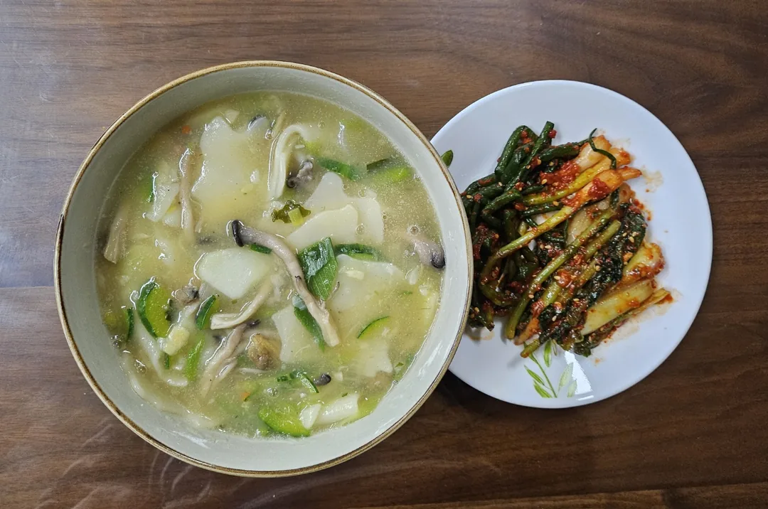Ngày mưa thì làm một tô sujebi (canh bột mì xé tay kiểu Hàn) thôi nào~👍