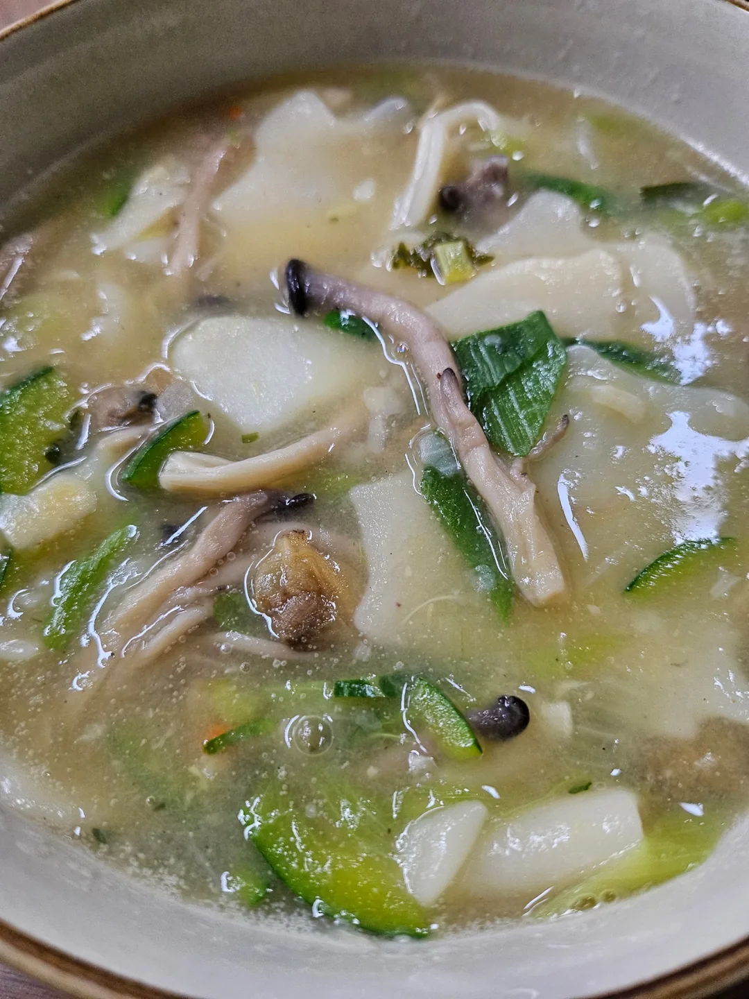 Ngày mưa thì làm một tô sujebi (canh bột mì xé tay kiểu Hàn) thôi nào~👍