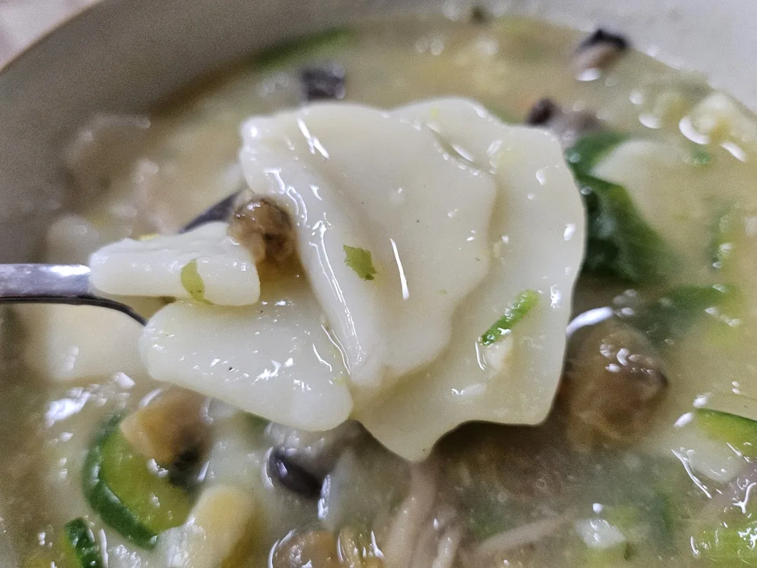 Ngày mưa thì làm một tô sujebi (canh bột mì xé tay kiểu Hàn) thôi nào~👍