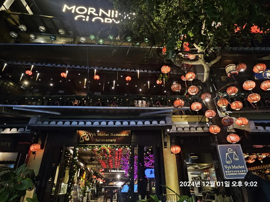 🇻🇳(Hồi ký) Trở lại Đà Nẵng >> Đêm đầu tiên ở Hội An là dạo chợ đêm