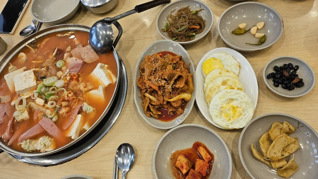 Bữa trưa ăn budae jjigae (lẩu quân đội) nhé ♡