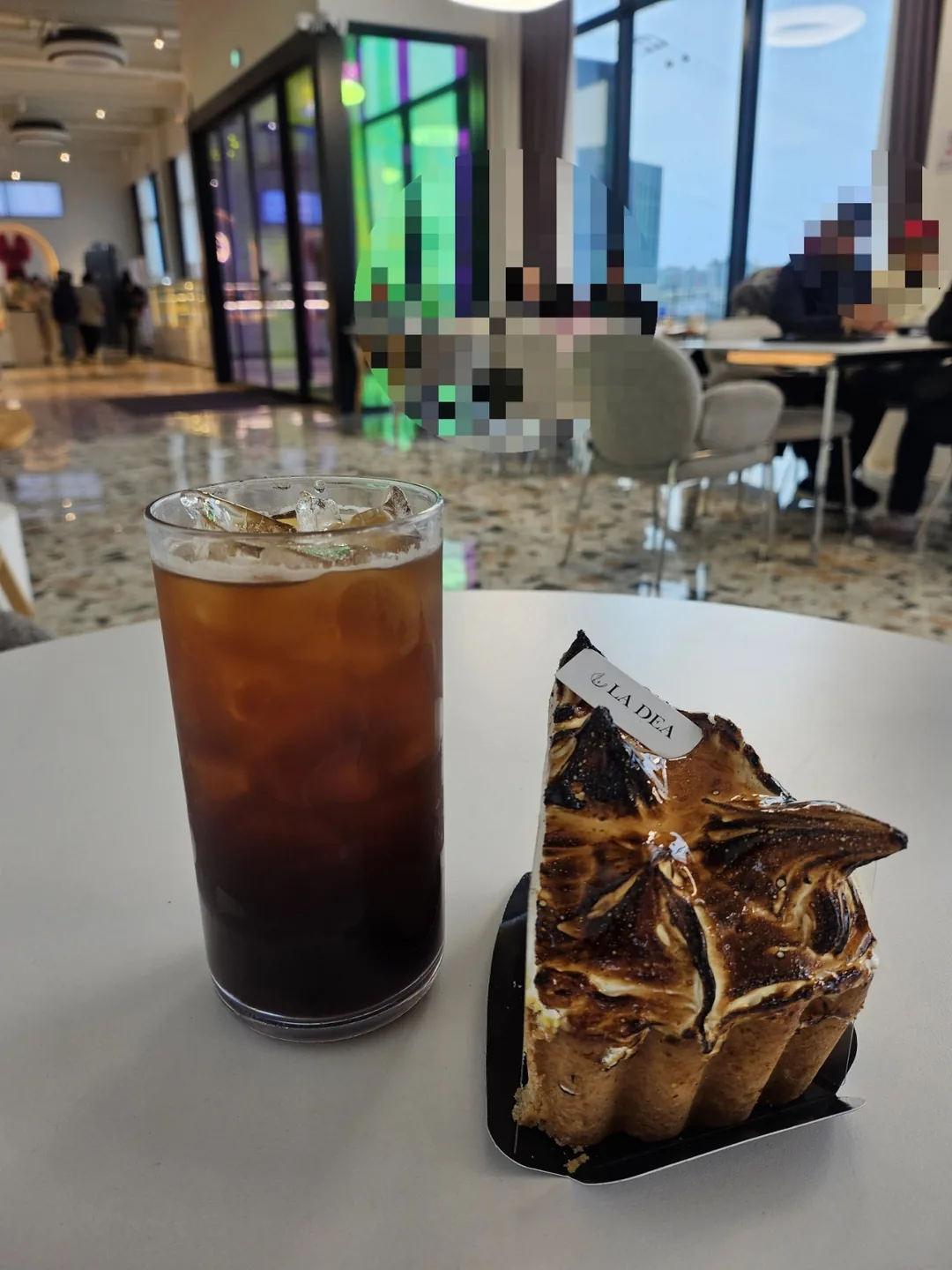 Cà phê chứ không phải trà chiều ☕️