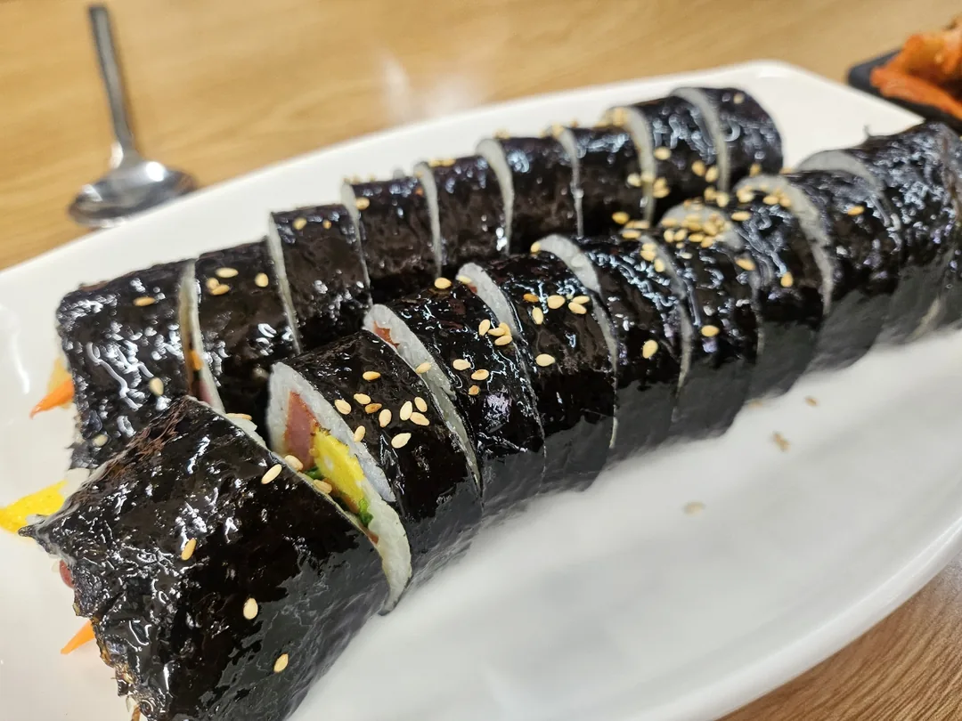 Kimbap và đi dạo, và....