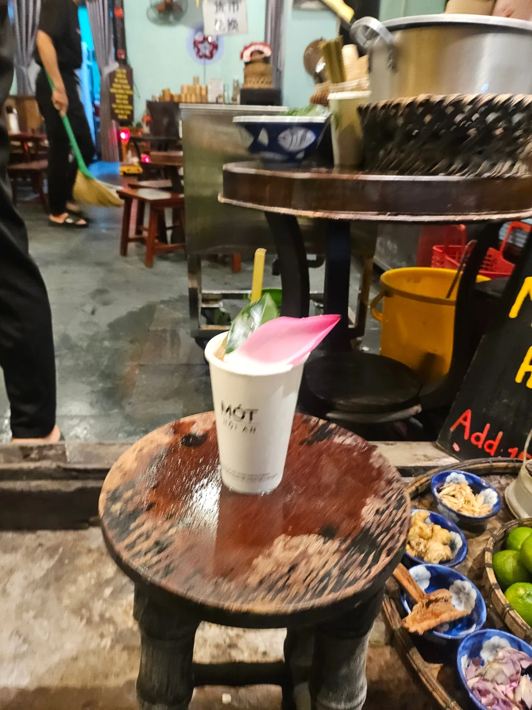 🇻🇳(review sau khi quay lại) Quán cà phê MOT ở Hội An! herbal drink🍸