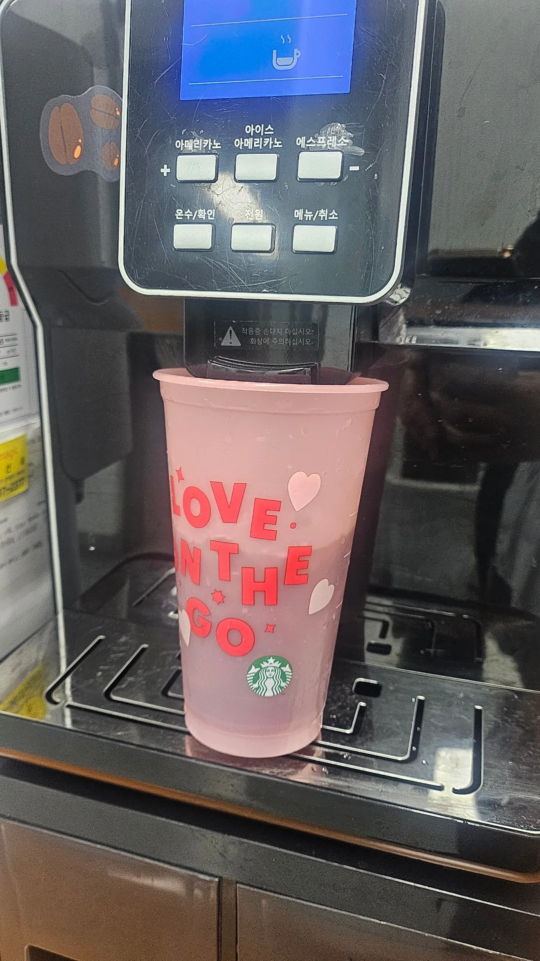 Cầm ly cà phê buổi sáng lên đường đây~