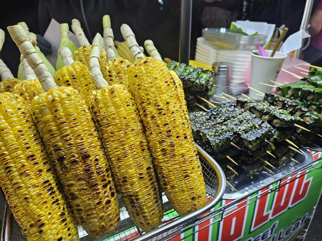 🇻🇳(Đánh giá lần ghé thăm lại) Món ăn vặt chợ đêm Hội An: Bắp ngô 🌽