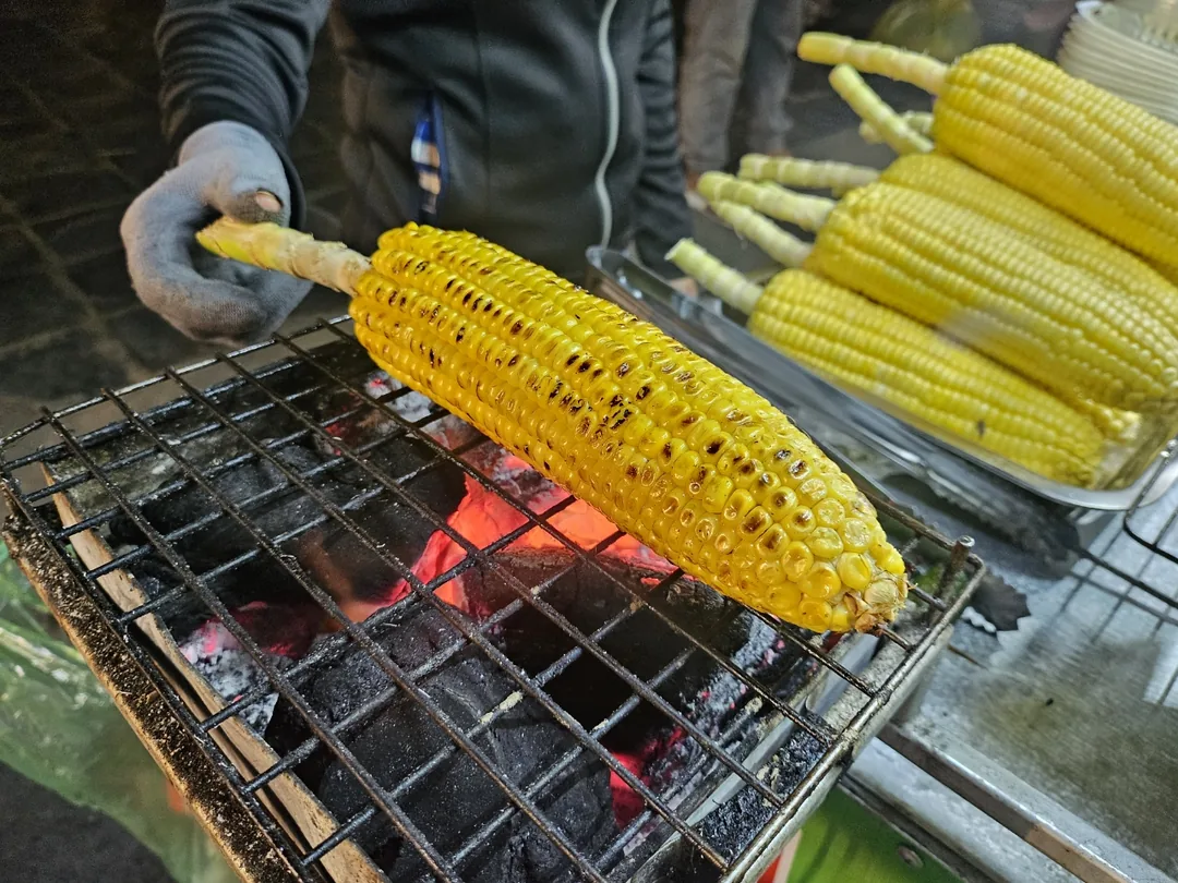 🇻🇳(Đánh giá lần ghé thăm lại) Món ăn vặt chợ đêm Hội An: Bắp ngô 🌽
