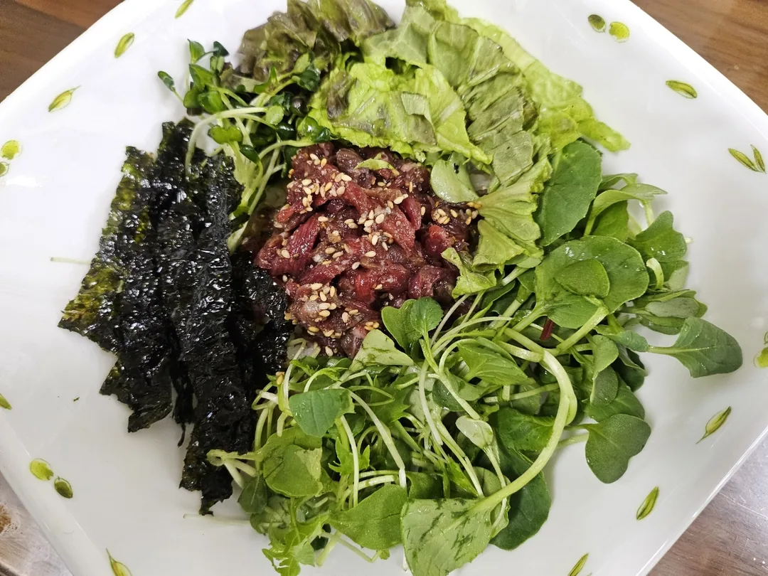 Bữa tối là món yukhoe bibimbap thơm ngon!!