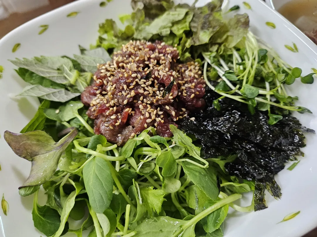 Bữa tối là món yukhoe bibimbap thơm ngon!!