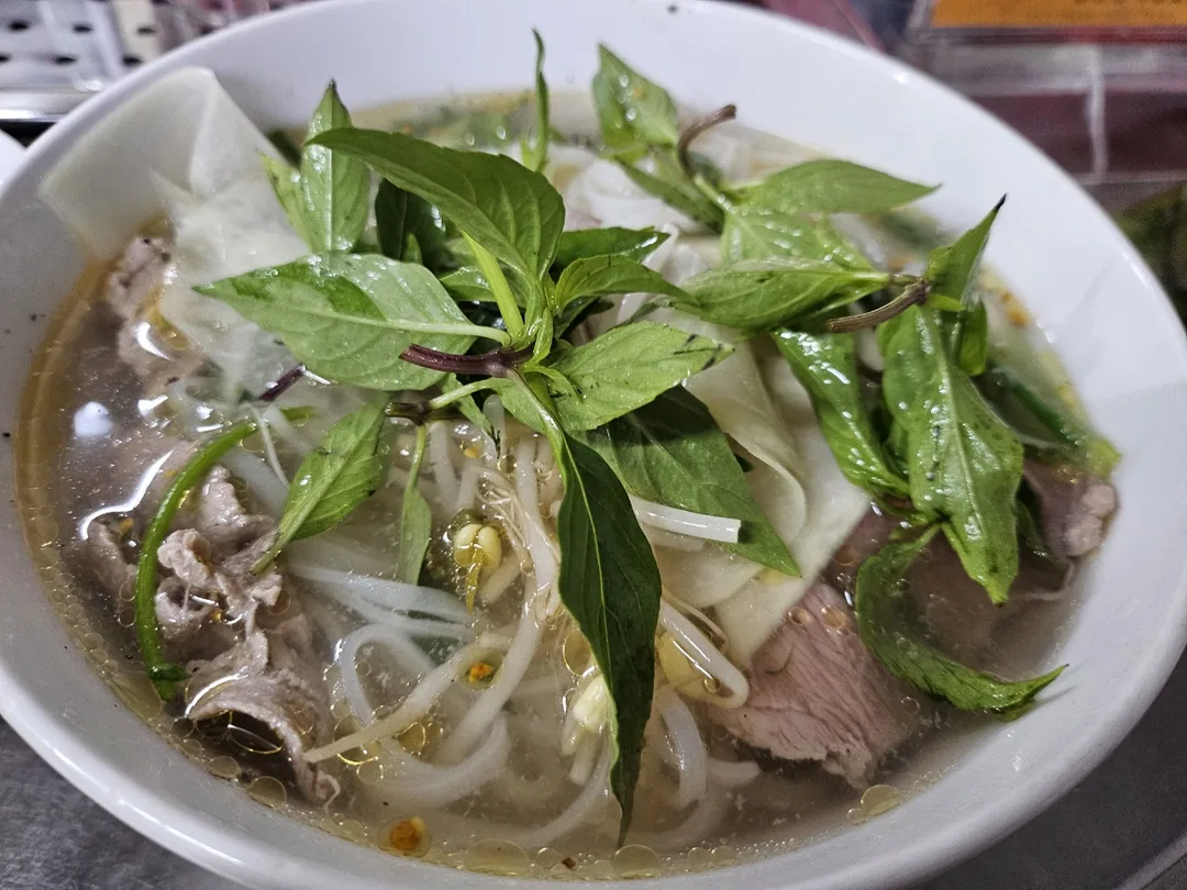 🇻🇳 (Review chuyến đi lại) Xì xụp phở từ tờ mờ sáng ở Hội An 🍜