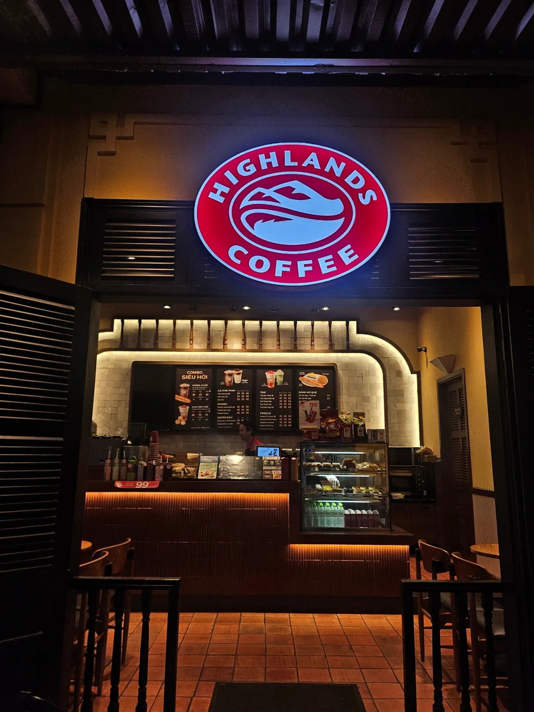 🇻🇳(Bài review lần tái ghé) Highlands Coffee Hội An (Highlands Coffee Hoàng Diệu) (vai phụ: người bạn địa phương Đà Nẵng cùng hội cùng thuyền)