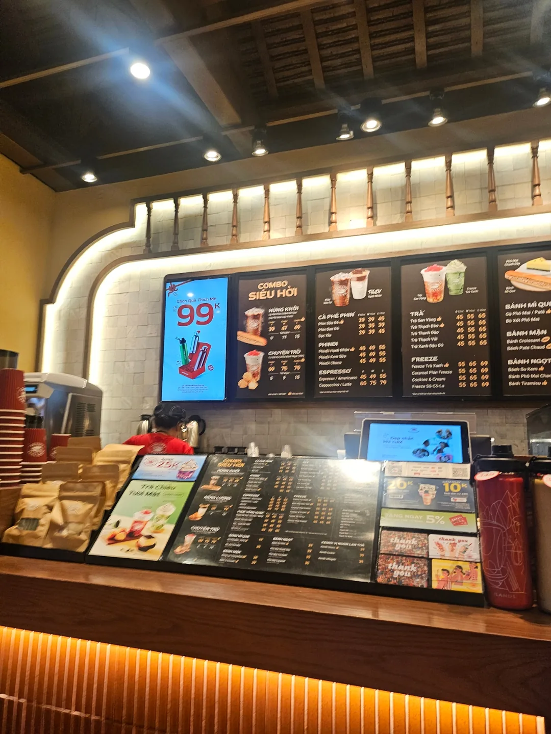 🇻🇳(Bài review lần tái ghé) Highlands Coffee Hội An (Highlands Coffee Hoàng Diệu) (vai phụ: người bạn địa phương Đà Nẵng cùng hội cùng thuyền)