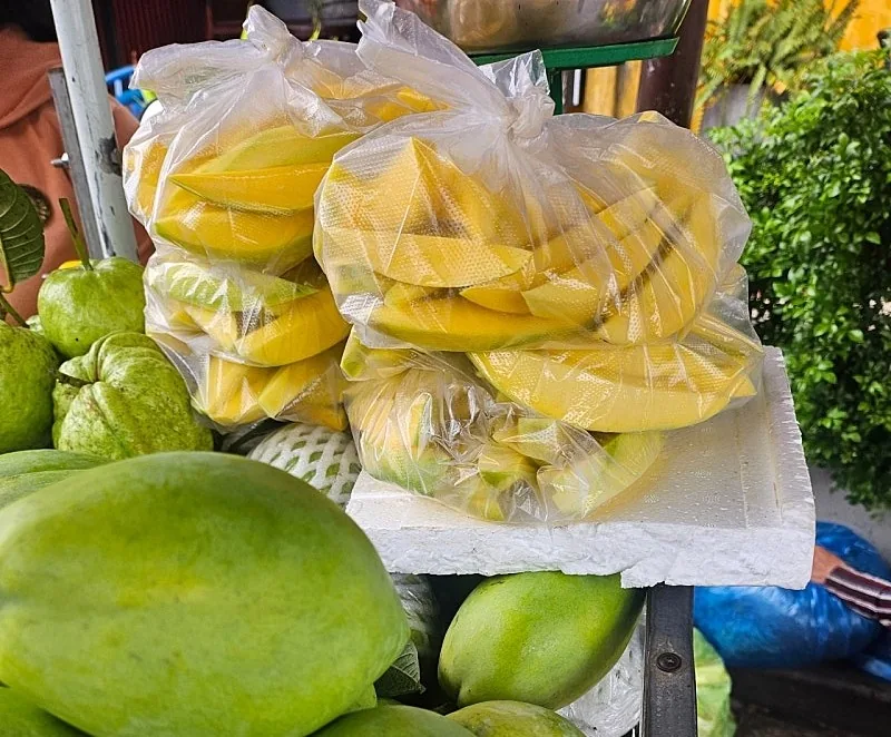 🇻🇳(Đánh giá lần ghé thăm lại) Mua xoài xanh tươi ngon tại chợ sớm Hội An nhé~
