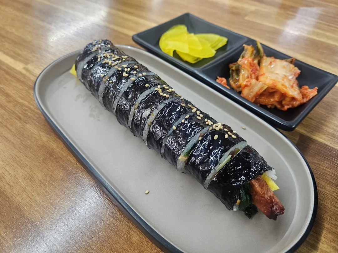 Mình chỉ gọi một cuộn kimbap thôi mà~