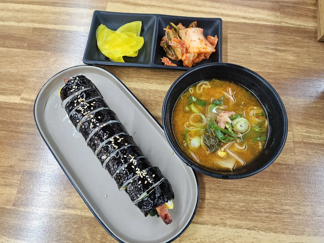 Mình chỉ gọi một cuộn kimbap thôi mà~