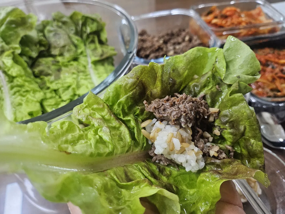 Đang ăn một mình