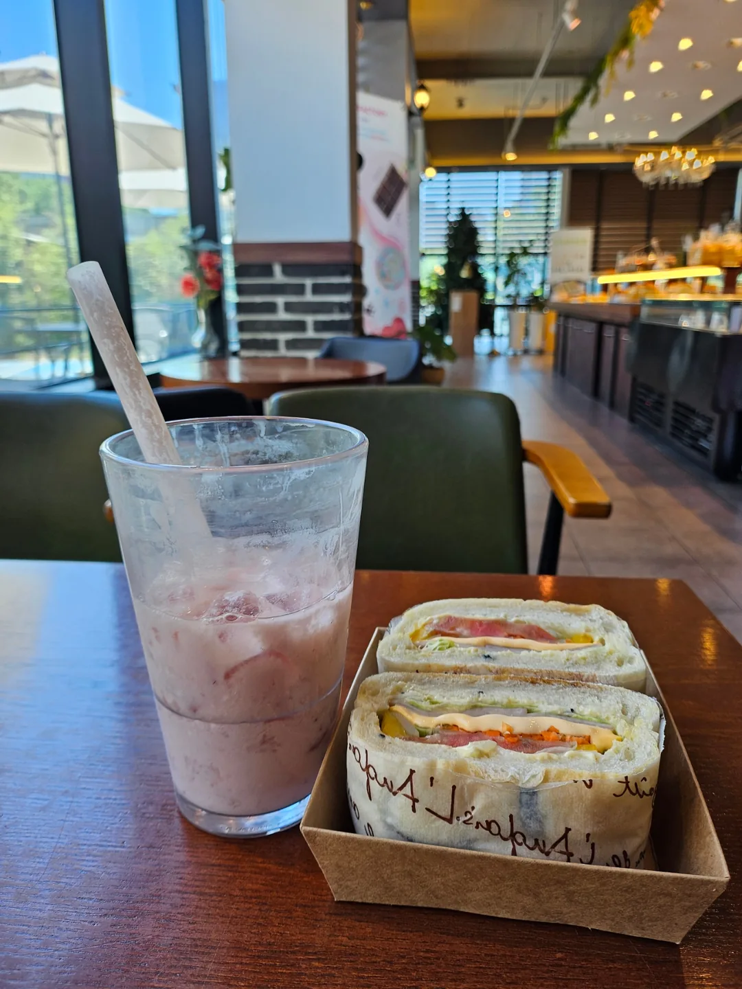 Latte dâu tây và bánh sandwich