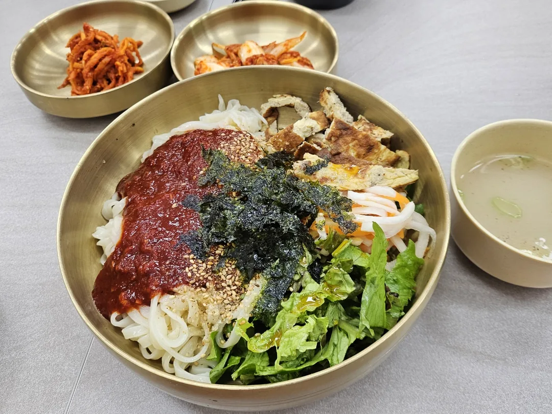 Mì kalguksu trộn chua ngọt