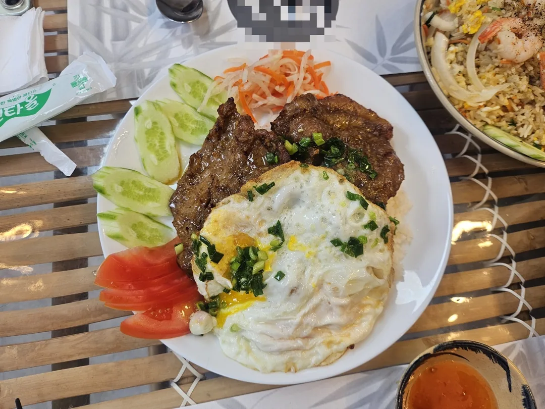 Bánh xèo, cơm tấm, phở, cơm chiên, chả giò