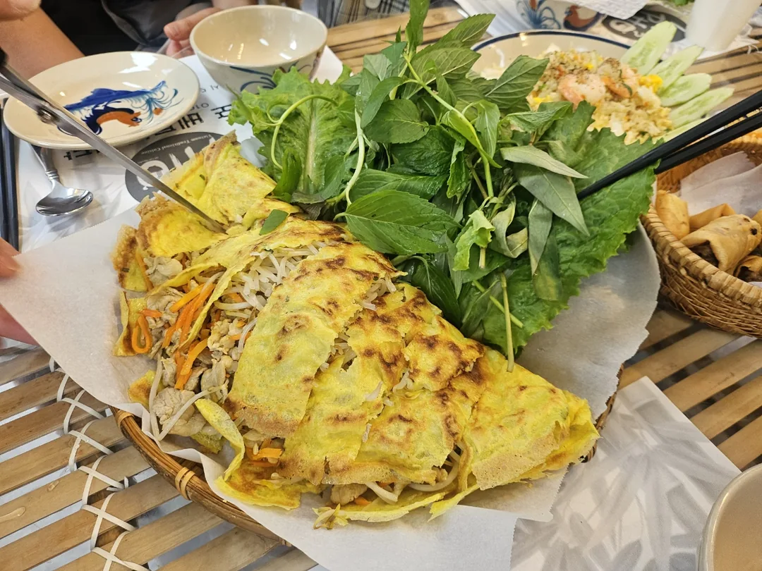 Bánh xèo, cơm tấm, phở, cơm chiên, chả giò