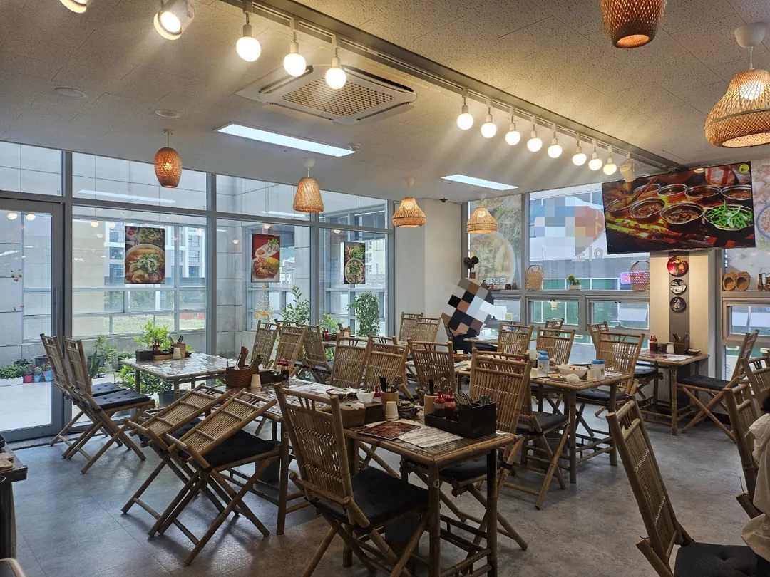 Bánh xèo, cơm tấm, phở, cơm chiên, chả giò