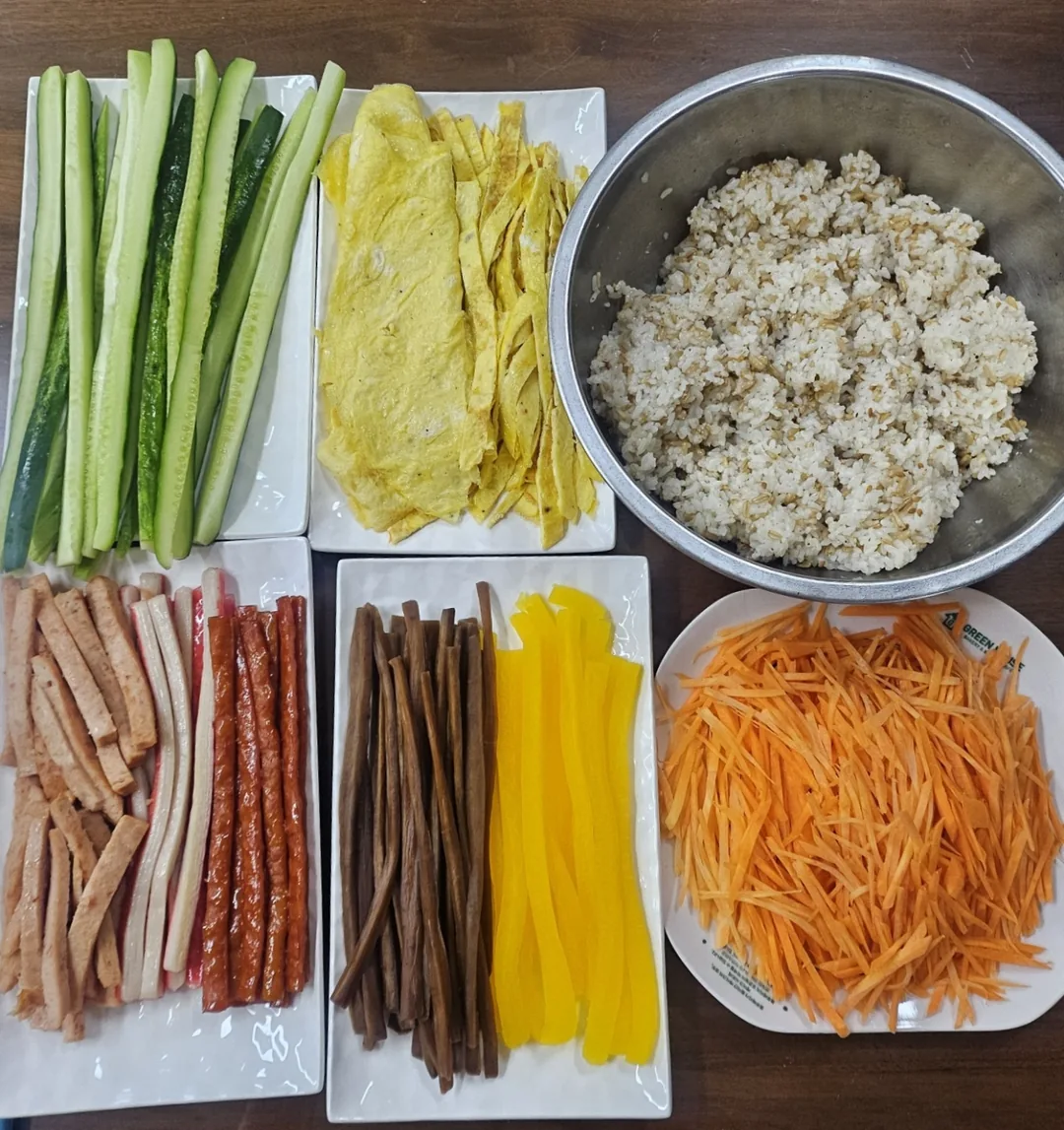 Tôi cuốn kimbap vào lúc 9 giờ tối