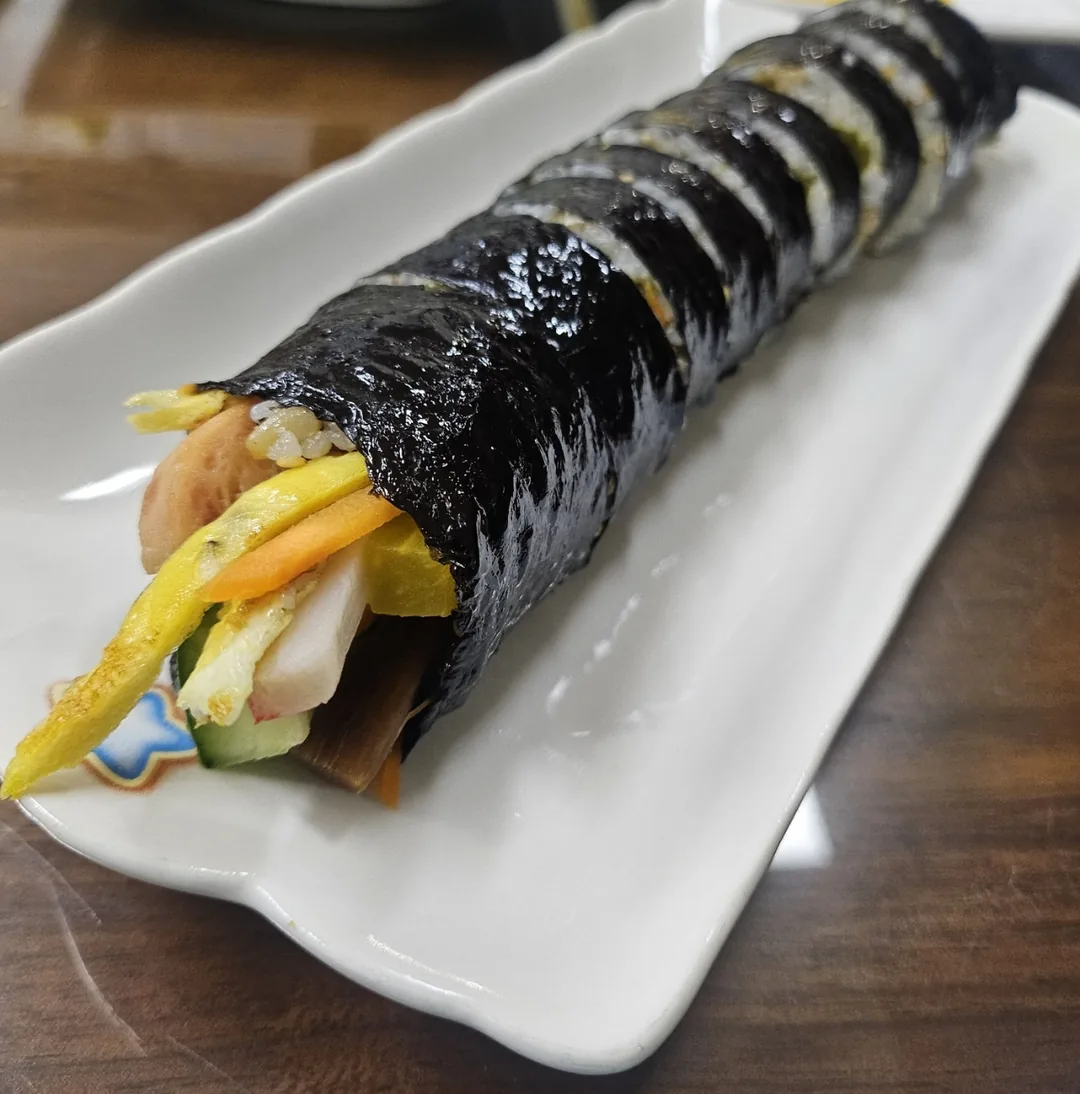 Kimbap Cheonguk (kiểu nhà làm) mở cửa vào ban đêm