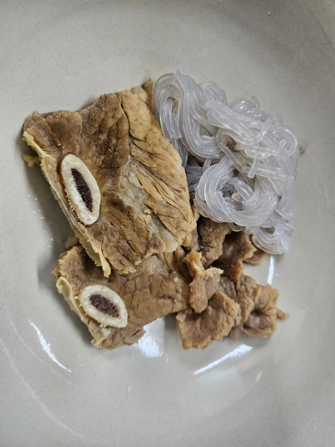 Bữa tối ăn canh sườn bò galbitang ở nhà
