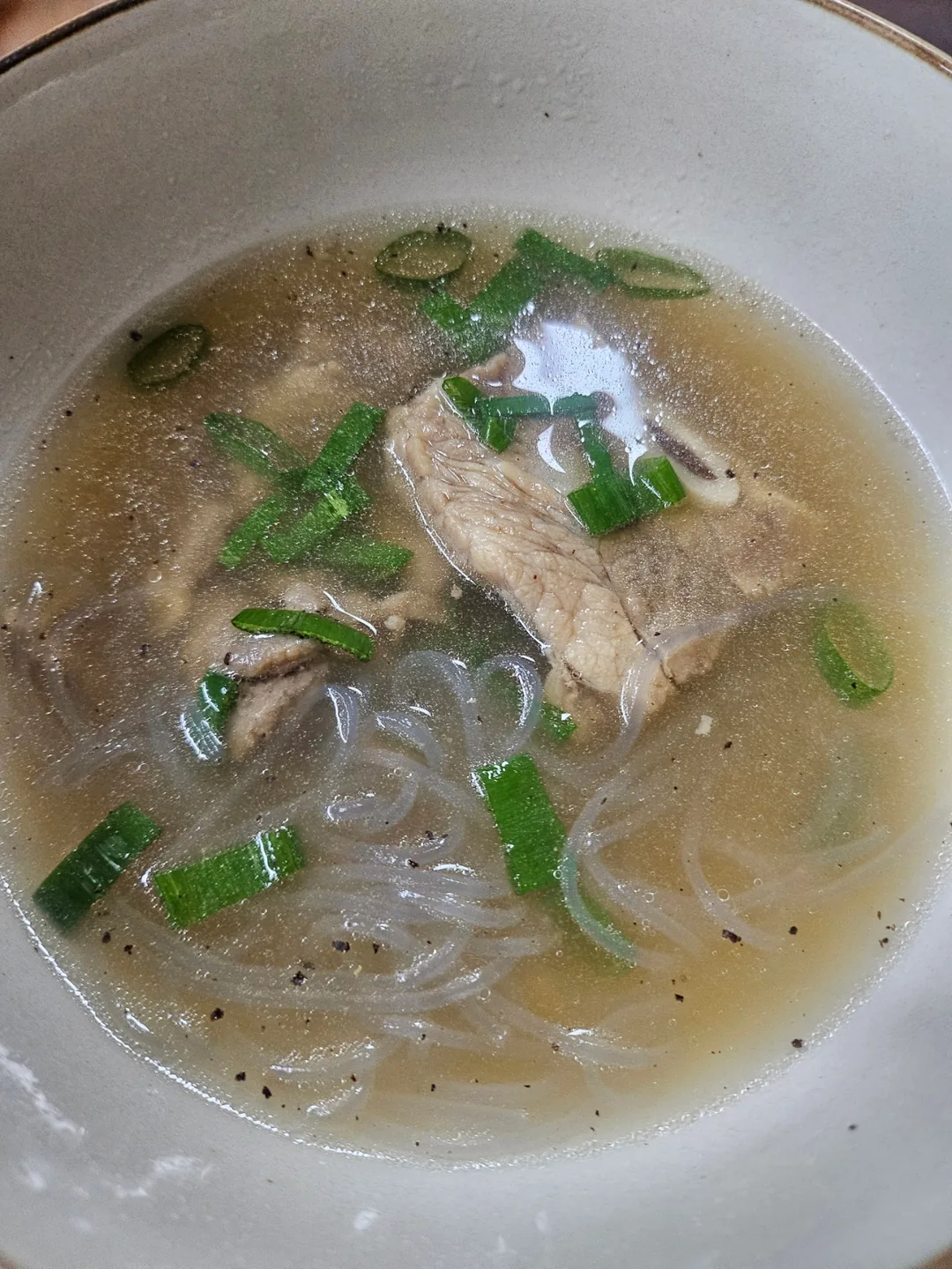 Bữa tối ăn canh sườn bò galbitang ở nhà