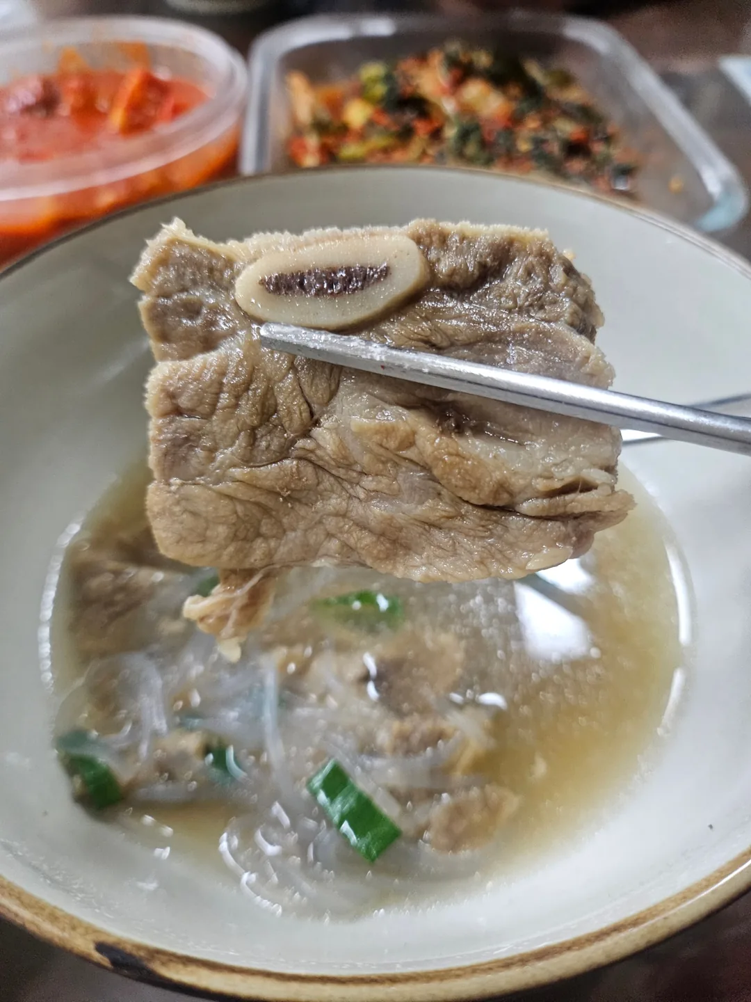 Bữa tối ăn canh sườn bò galbitang ở nhà
