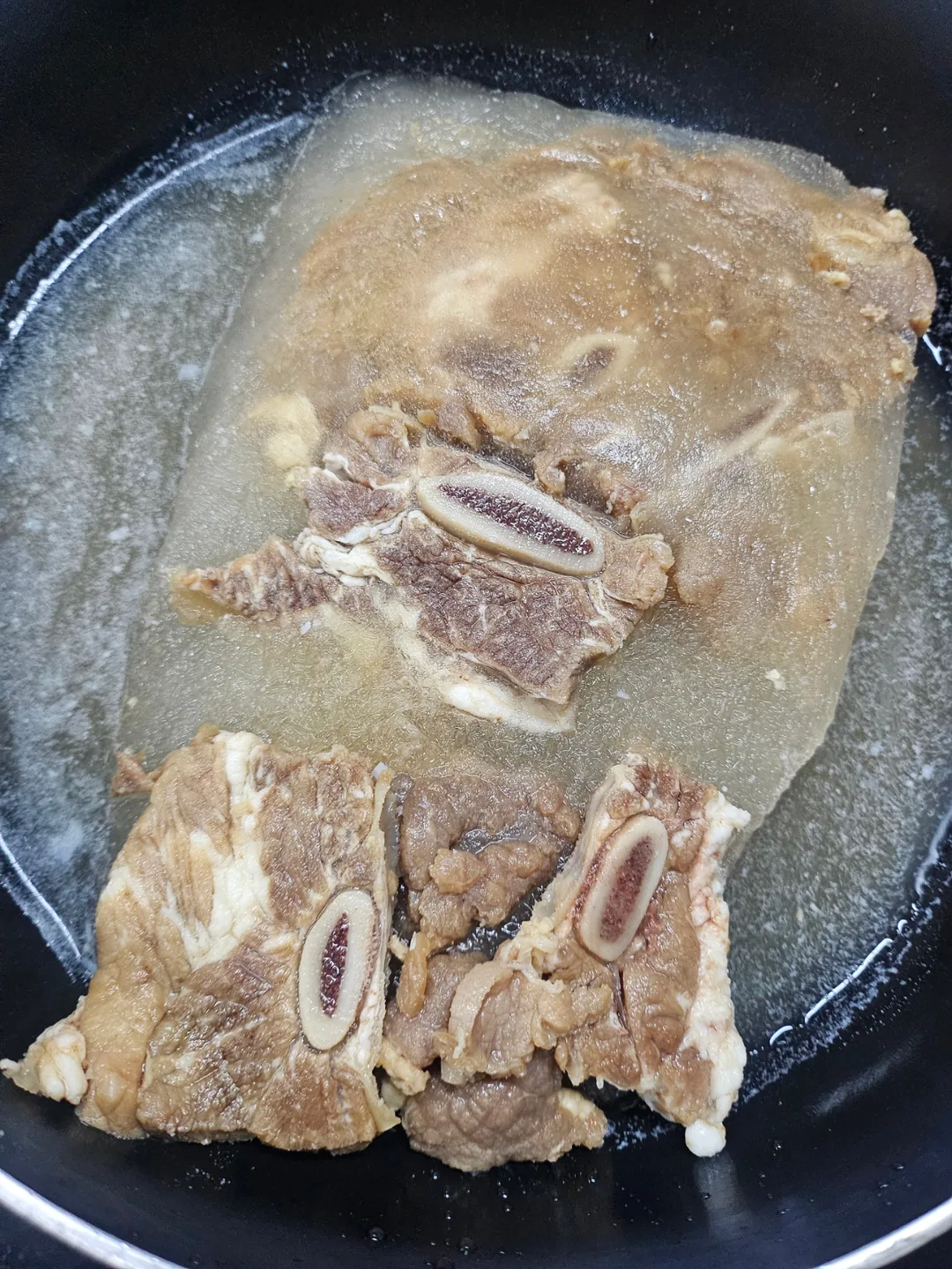 Bữa tối ăn canh sườn bò galbitang ở nhà