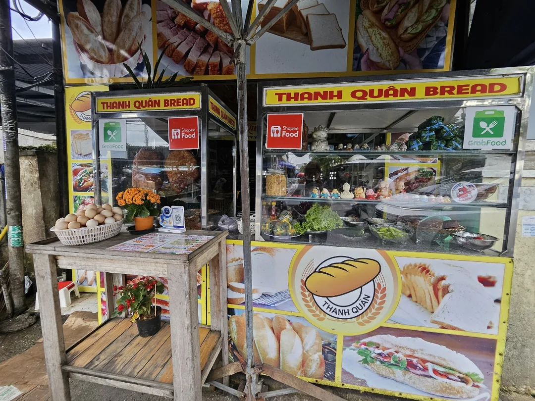 🇻🇳(Review) Quán bánh mì local ngon ở Hội An! Banh Mi Thanh Quân