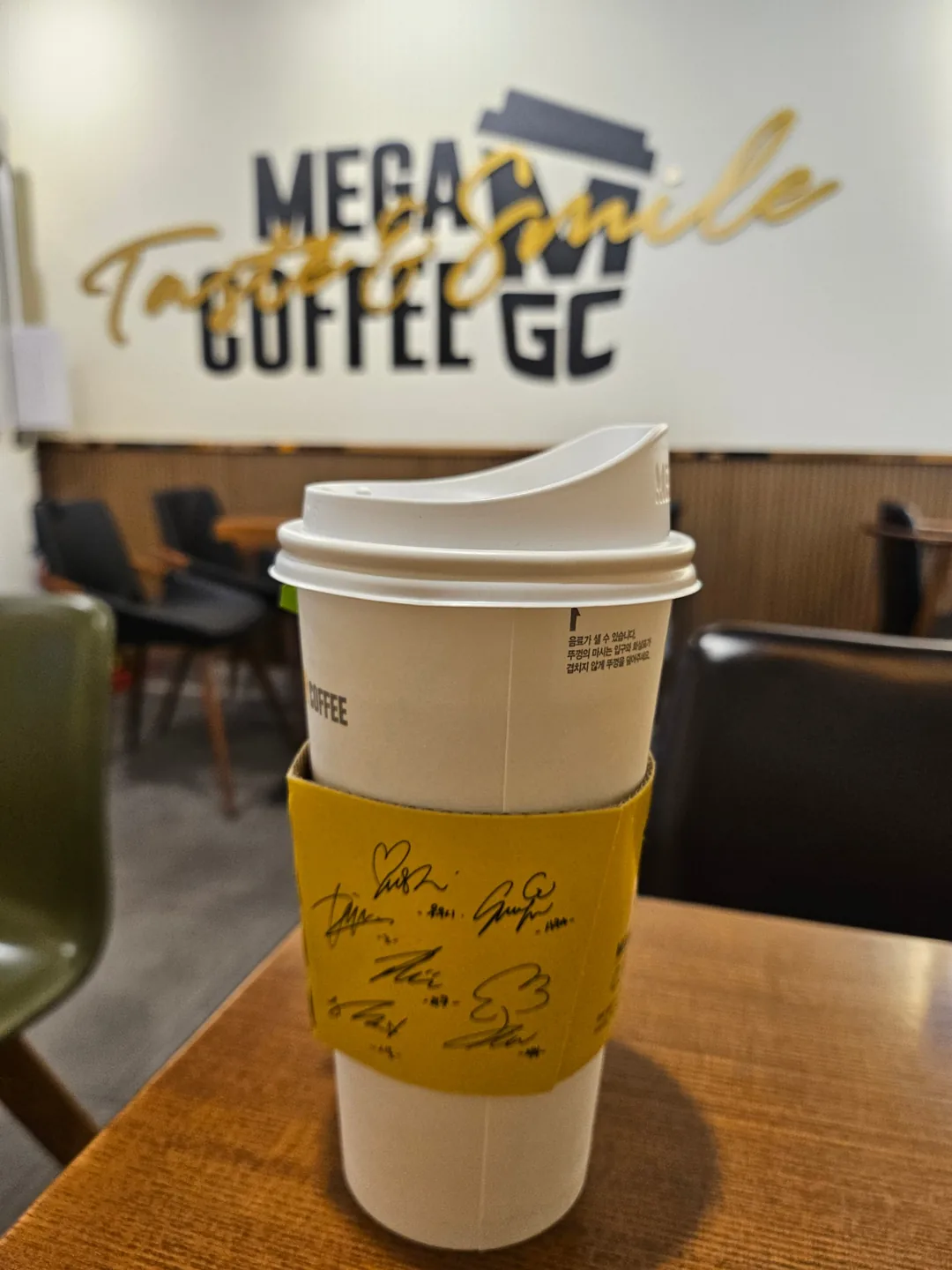 Ở quán cà phê sau bữa ăn
