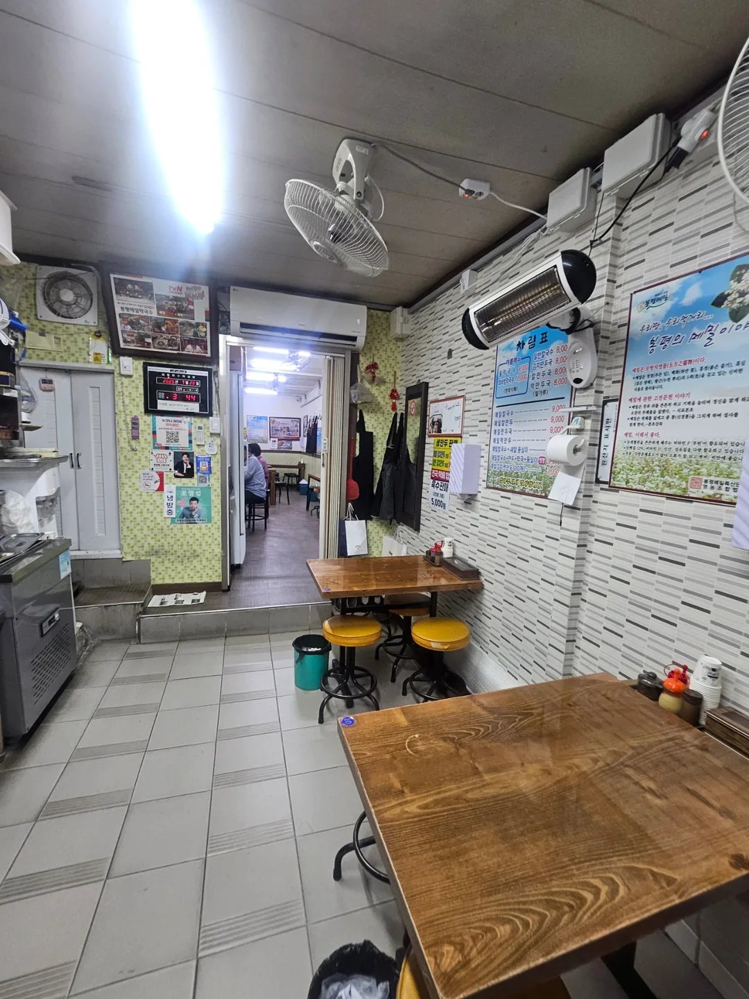 Xin giới thiệu quán mì kalguksu kiều mạch kèm mandu (bánh xếp) ngon ở chợ Doremi, Wonju