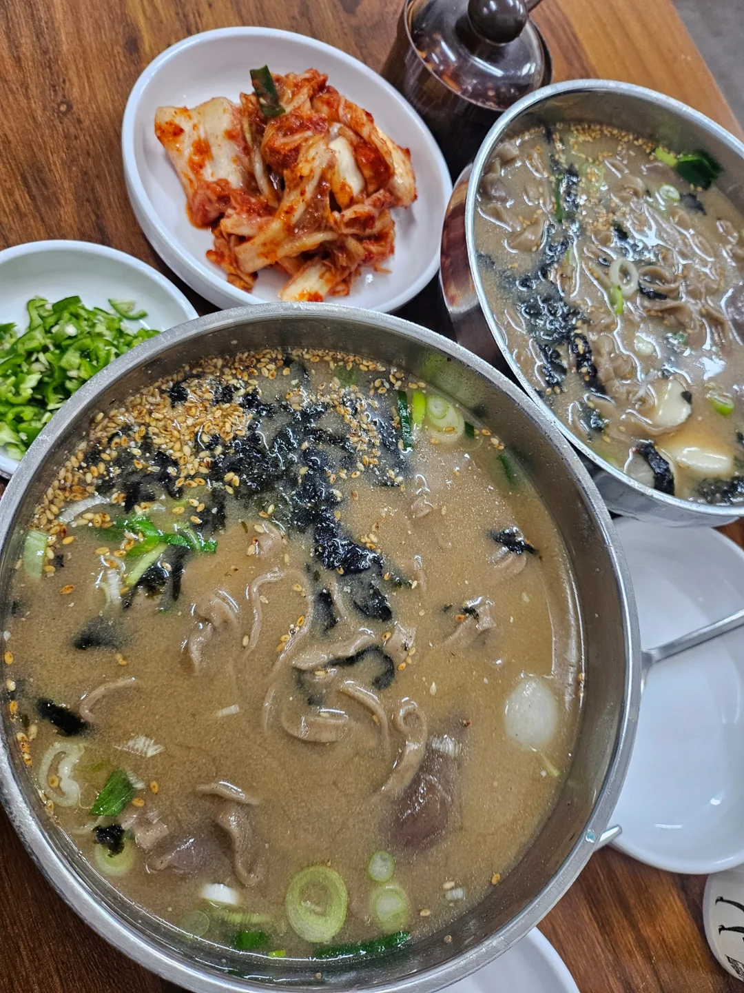 Xin giới thiệu quán mì kalguksu kiều mạch kèm mandu (bánh xếp) ngon ở chợ Doremi, Wonju