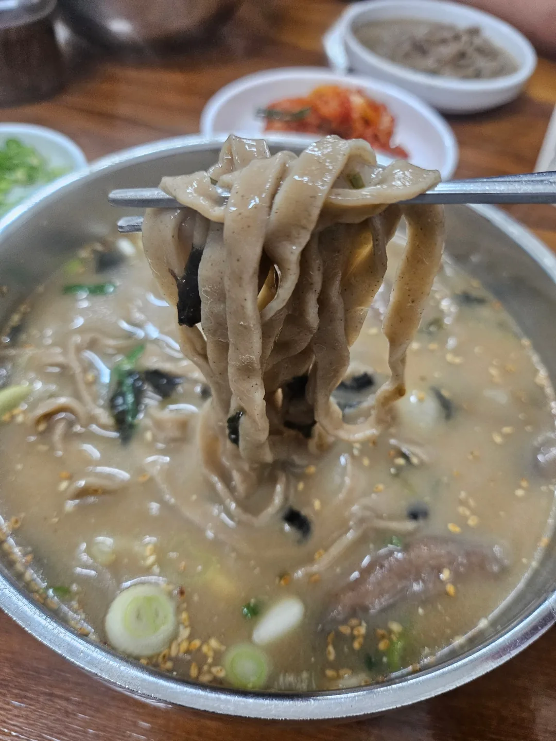 Xin giới thiệu quán mì kalguksu kiều mạch kèm mandu (bánh xếp) ngon ở chợ Doremi, Wonju