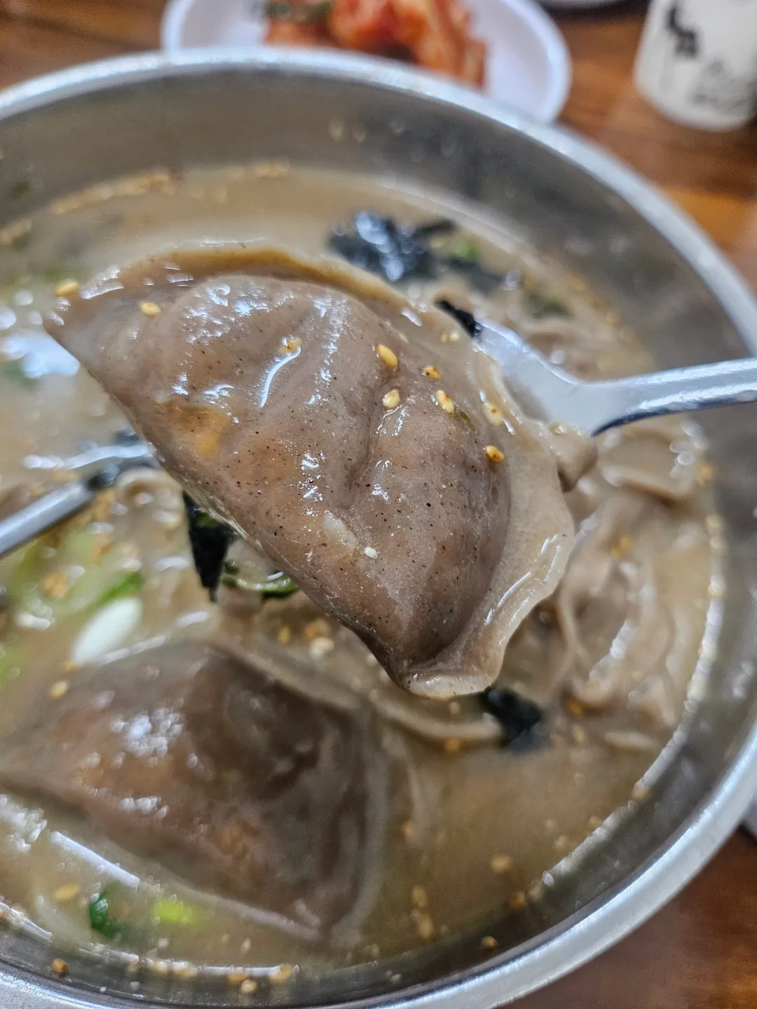 Xin giới thiệu quán mì kalguksu kiều mạch kèm mandu (bánh xếp) ngon ở chợ Doremi, Wonju