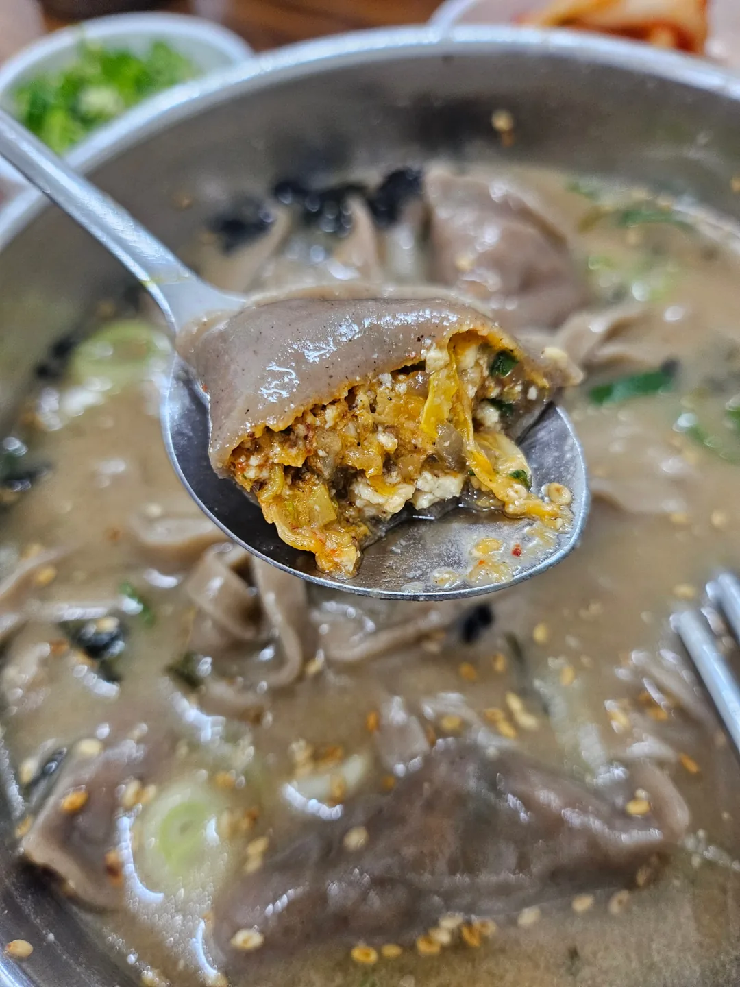 Xin giới thiệu quán mì kalguksu kiều mạch kèm mandu (bánh xếp) ngon ở chợ Doremi, Wonju