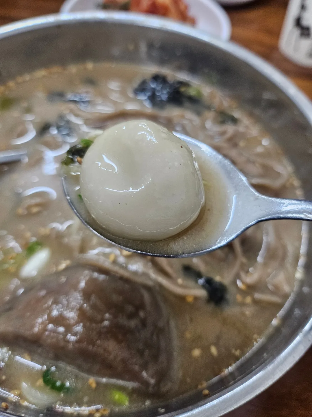 Xin giới thiệu quán mì kalguksu kiều mạch kèm mandu (bánh xếp) ngon ở chợ Doremi, Wonju