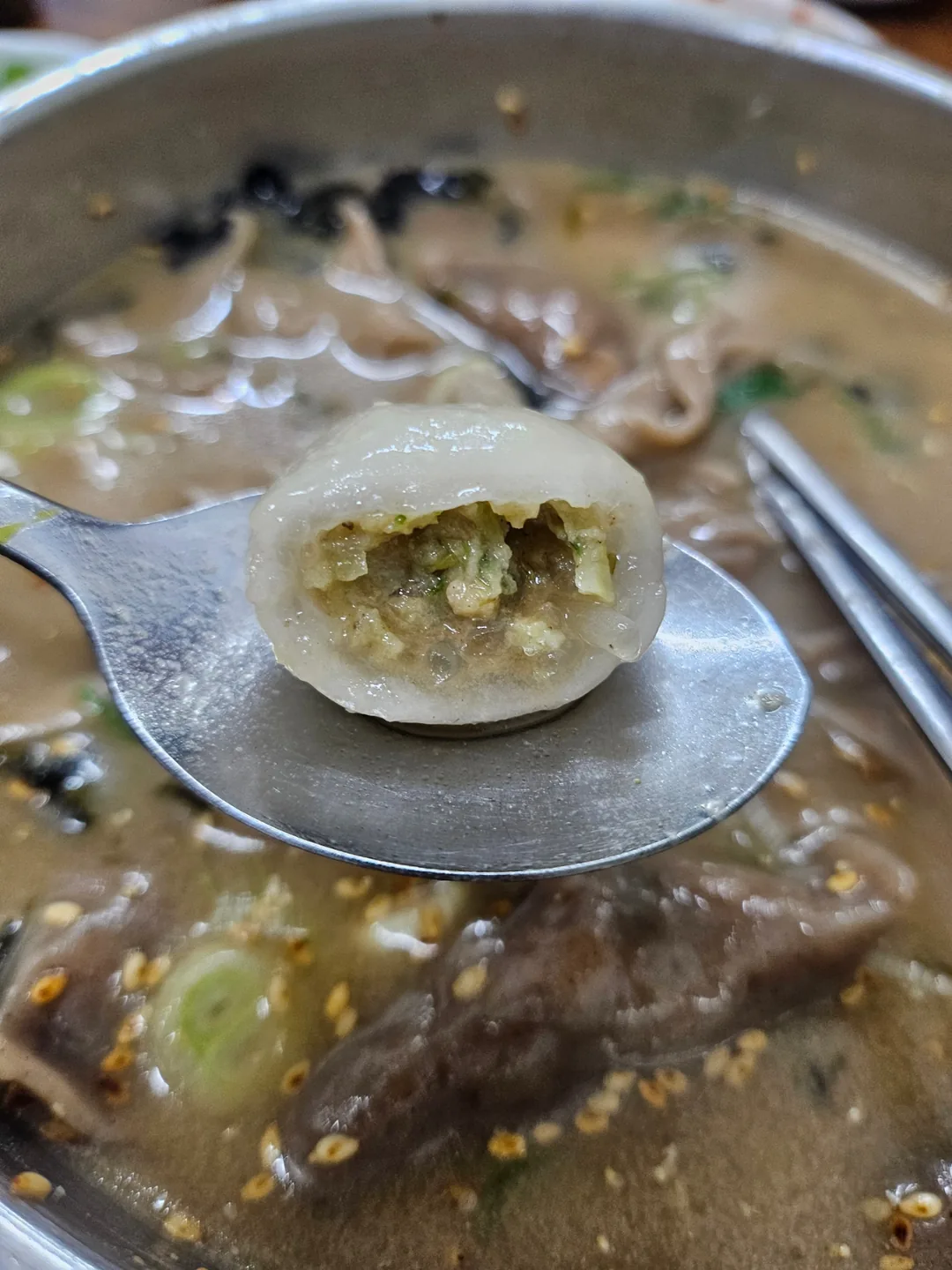 Xin giới thiệu quán mì kalguksu kiều mạch kèm mandu (bánh xếp) ngon ở chợ Doremi, Wonju