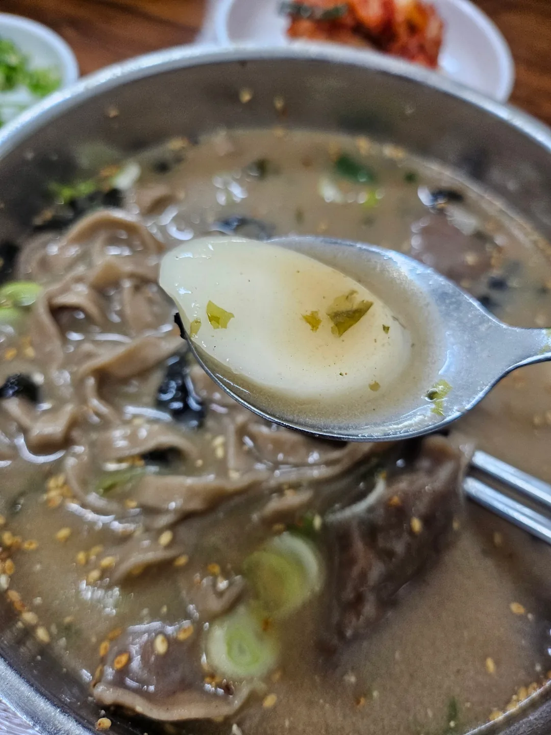 Xin giới thiệu quán mì kalguksu kiều mạch kèm mandu (bánh xếp) ngon ở chợ Doremi, Wonju